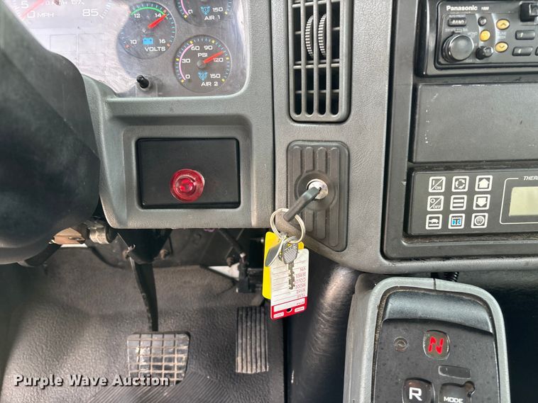 image for item FC5913 2004 International 4300 truck cab and chassis