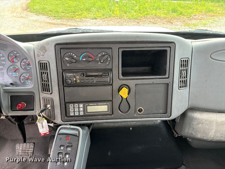 image for item FC5913 2004 International 4300 truck cab and chassis