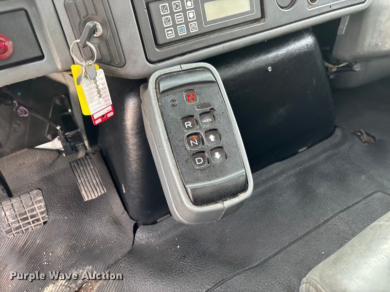 image for item FC5913 2004 International 4300 truck cab and chassis
