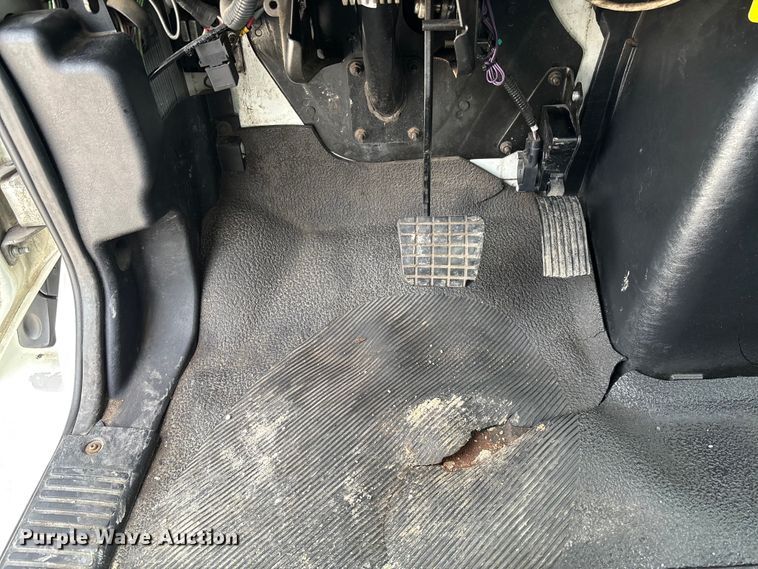 image for item FC5913 2004 International 4300 truck cab and chassis