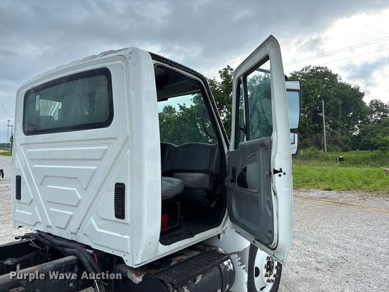 image for item FC5913 2004 International 4300 truck cab and chassis