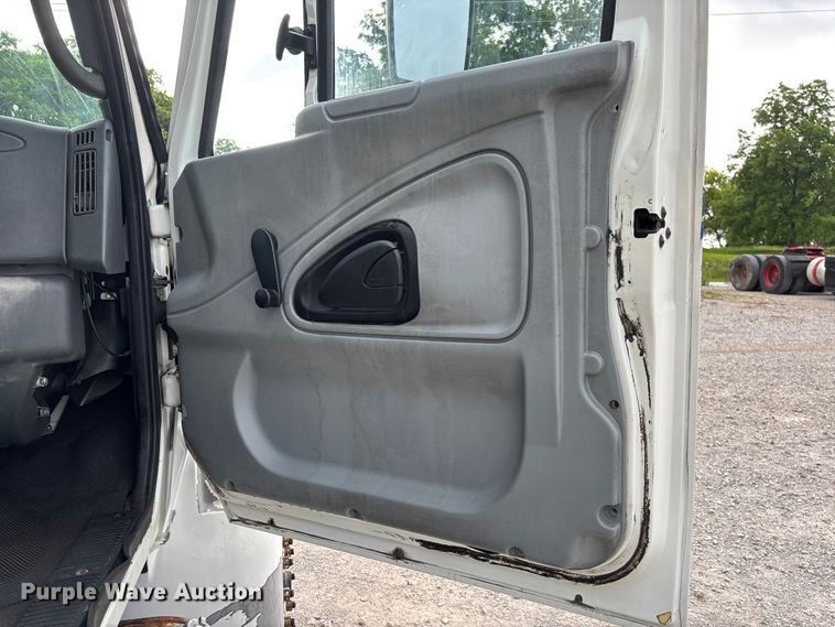 image for item FC5913 2004 International 4300 truck cab and chassis