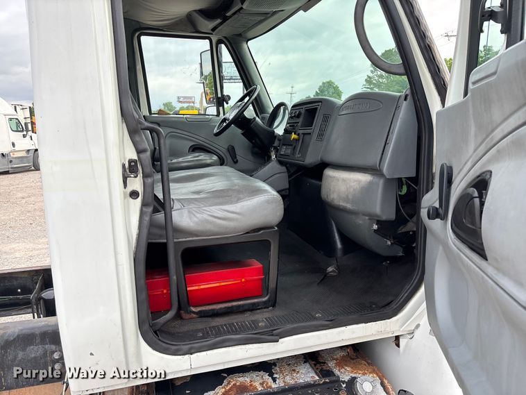 image for item FC5913 2004 International 4300 truck cab and chassis