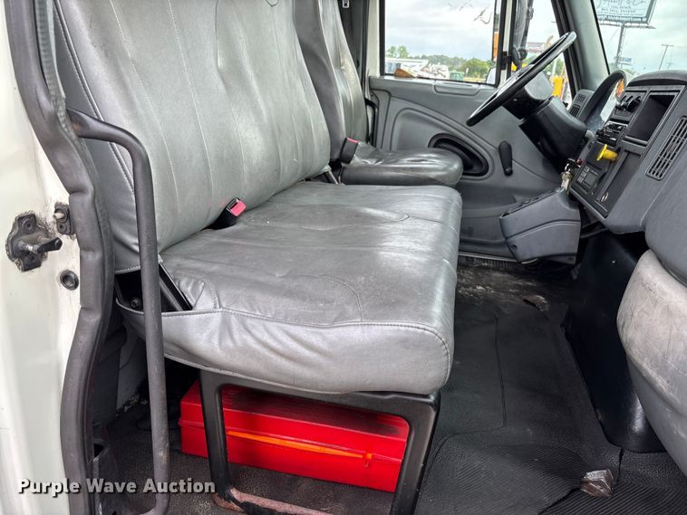 image for item FC5913 2004 International 4300 truck cab and chassis