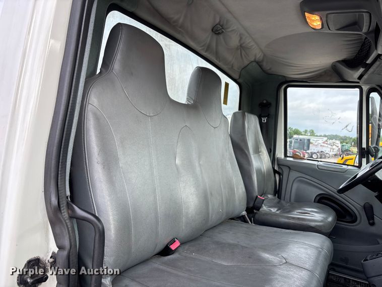 image for item FC5913 2004 International 4300 truck cab and chassis
