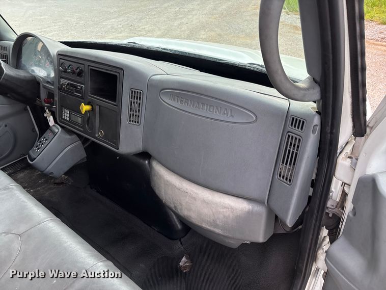 image for item FC5913 2004 International 4300 truck cab and chassis