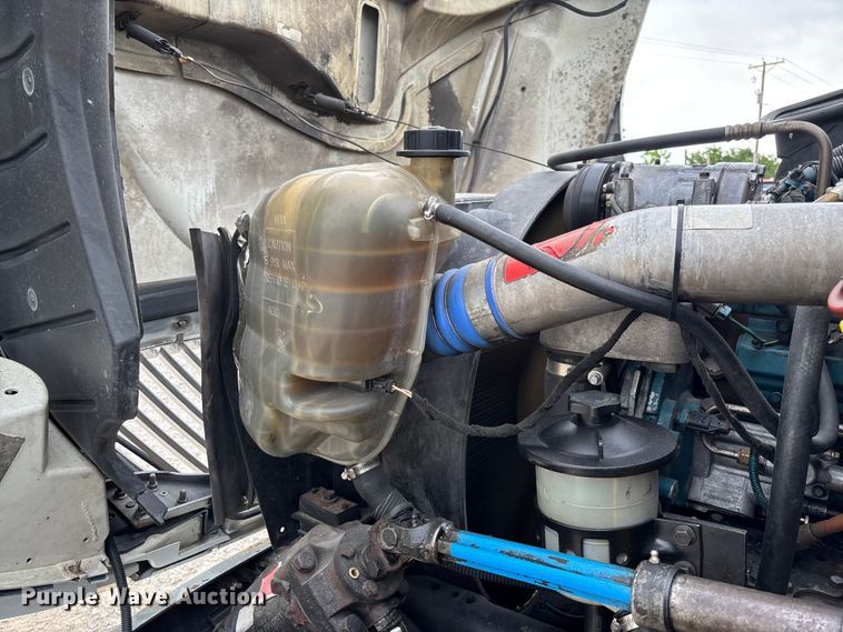 image for item FC5913 2004 International 4300 truck cab and chassis