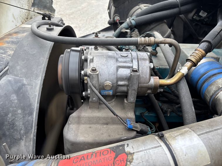 image for item FC5913 2004 International 4300 truck cab and chassis