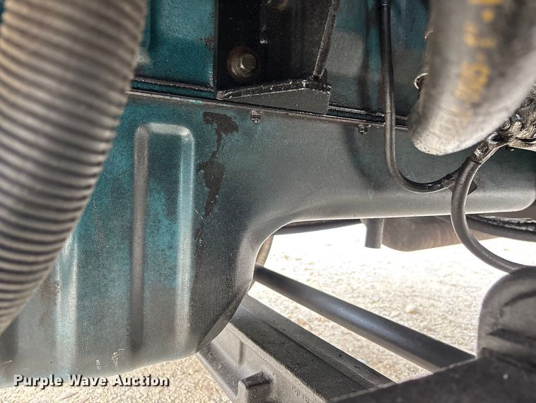 image for item FC5913 2004 International 4300 truck cab and chassis