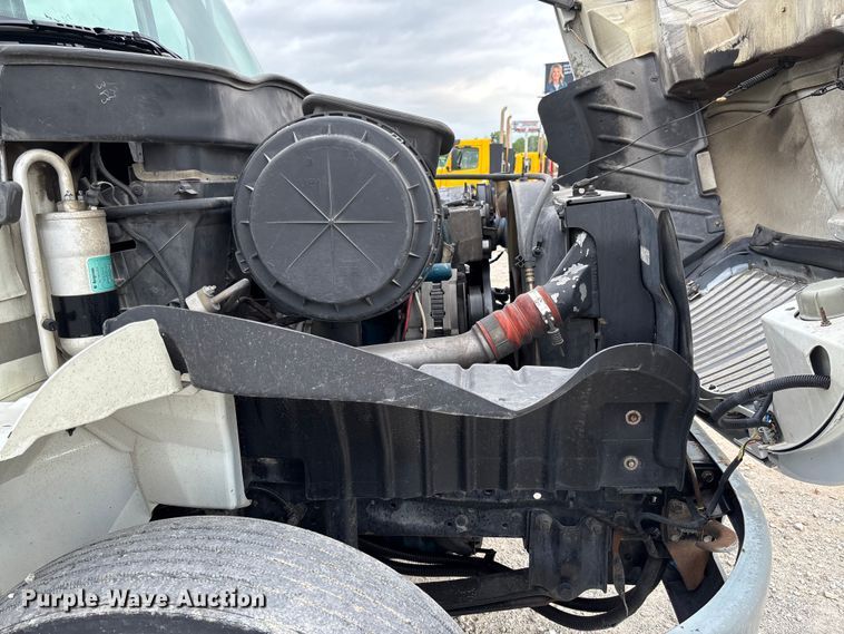 image for item FC5913 2004 International 4300 truck cab and chassis