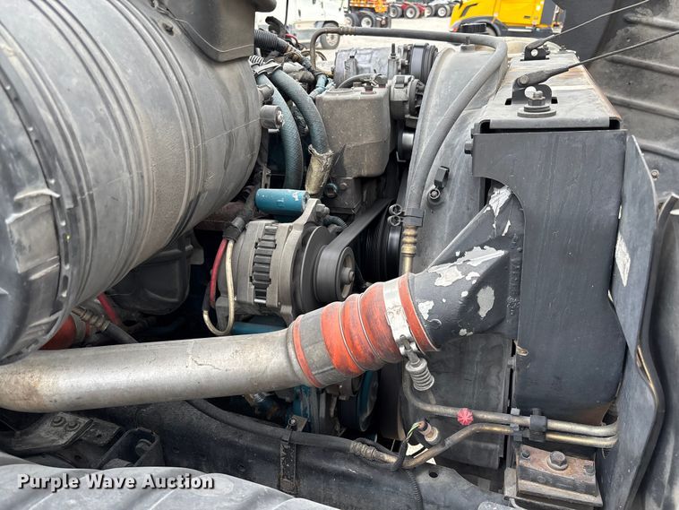 image for item FC5913 2004 International 4300 truck cab and chassis