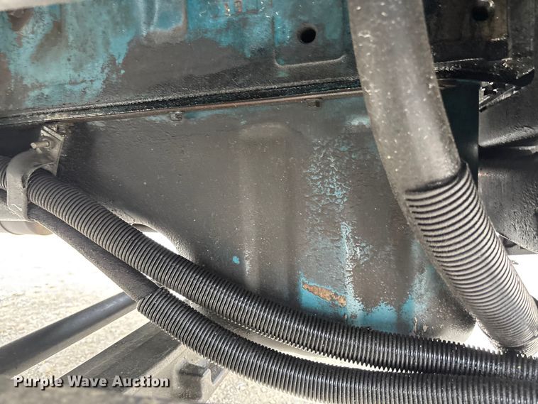 image for item FC5913 2004 International 4300 truck cab and chassis