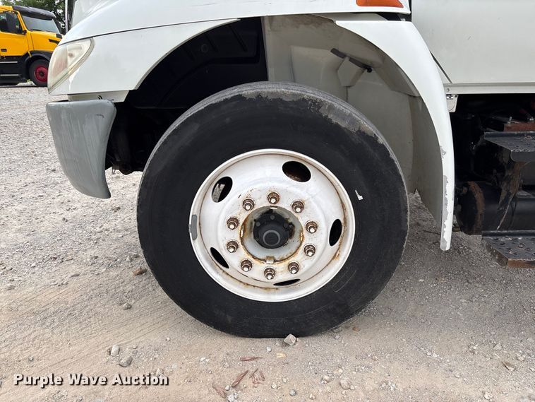image for item FC5913 2004 International 4300 truck cab and chassis