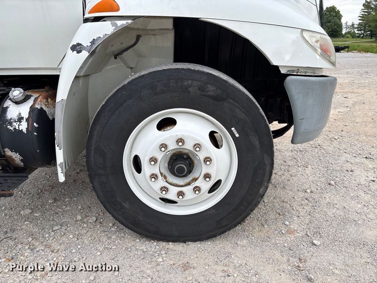 image for item FC5913 2004 International 4300 truck cab and chassis