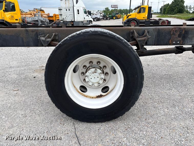 image for item FC5913 2004 International 4300 truck cab and chassis