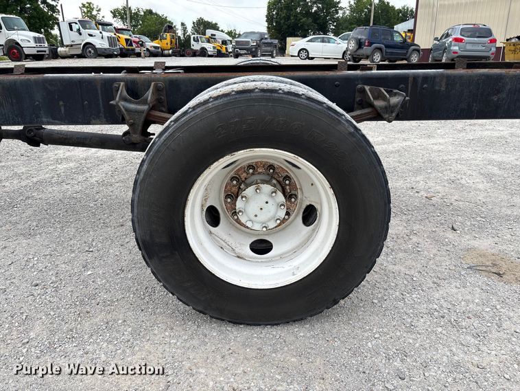 image for item FC5913 2004 International 4300 truck cab and chassis
