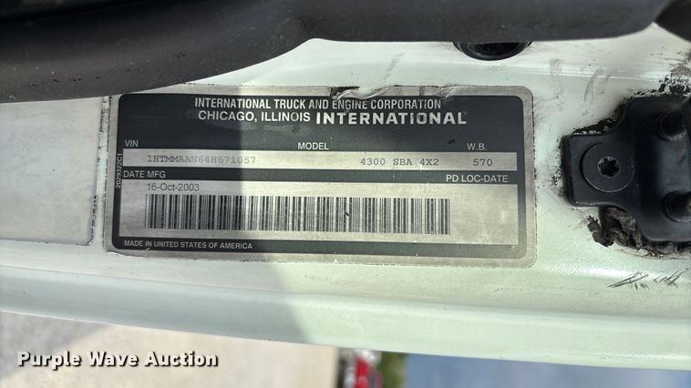 image for item FC5913 2004 International 4300 truck cab and chassis