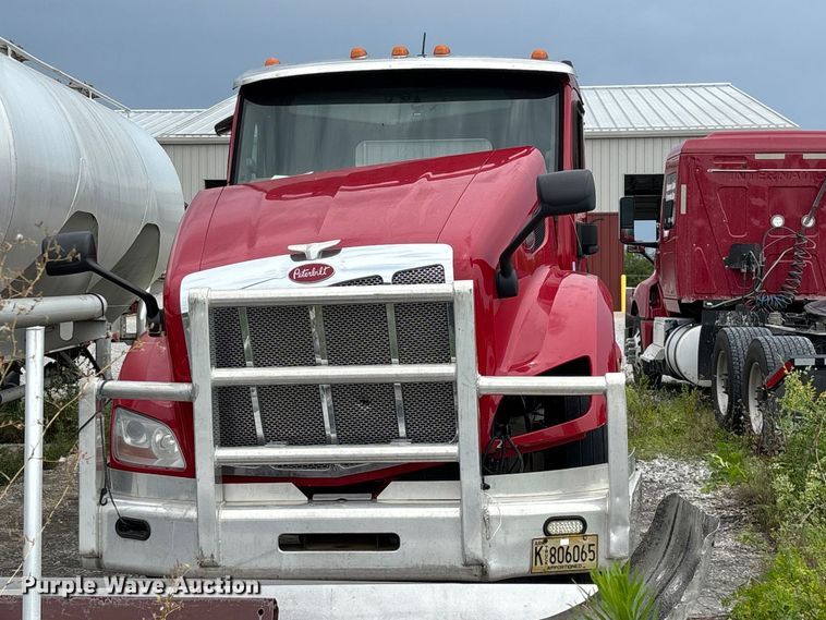 image for item FG0468 2019 Peterbilt truck cab and chassis