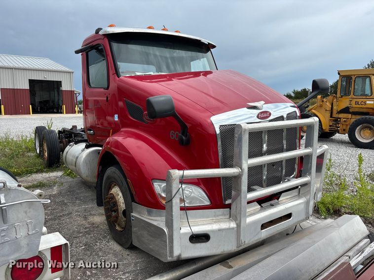 image for item FG0468 2019 Peterbilt truck cab and chassis