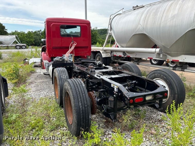 image for item FG0468 2019 Peterbilt truck cab and chassis