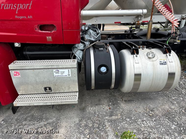 image for item FG0468 2019 Peterbilt truck cab and chassis