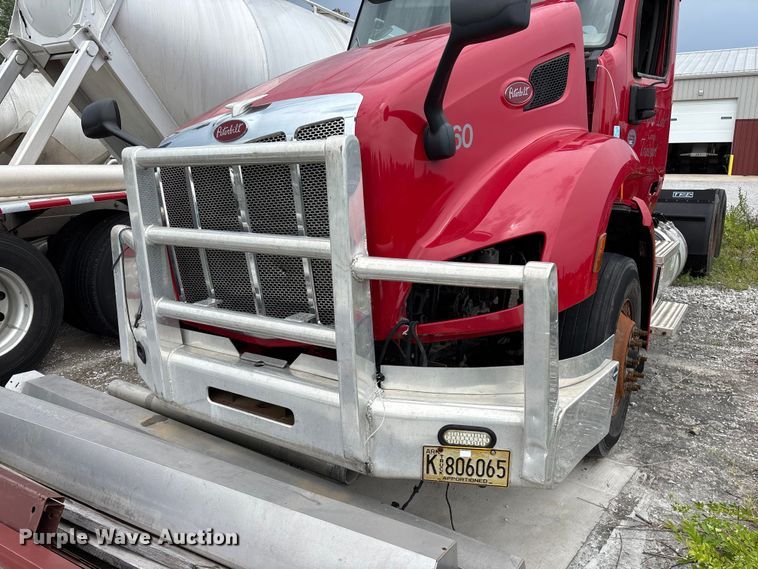 image for item FG0468 2019 Peterbilt truck cab and chassis