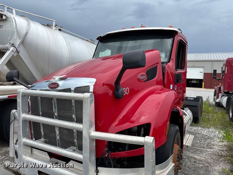 image for item FG0468 2019 Peterbilt truck cab and chassis