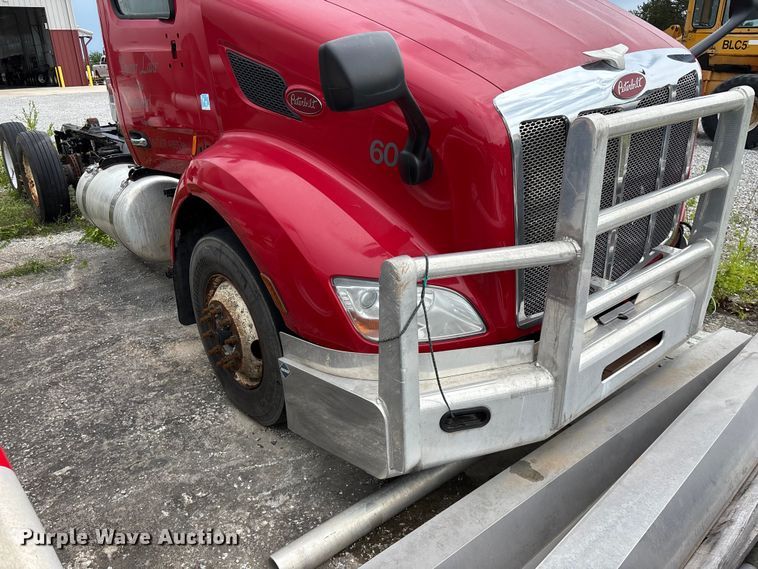 image for item FG0468 2019 Peterbilt truck cab and chassis