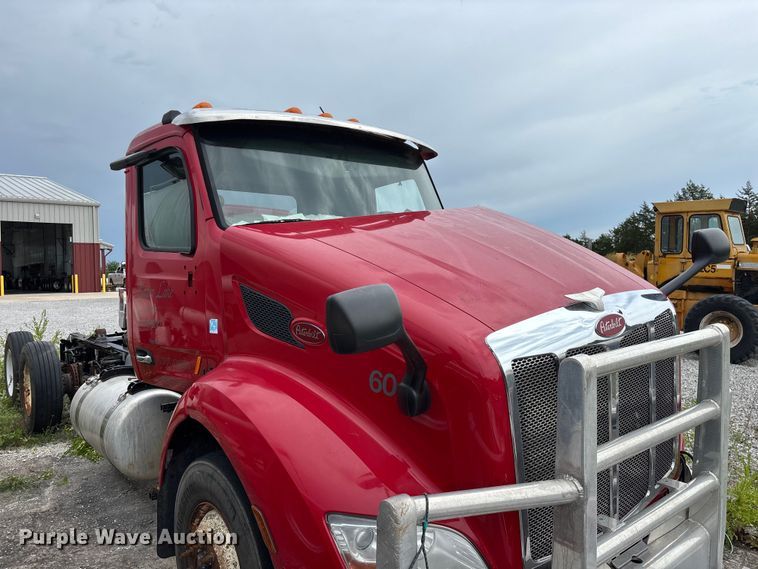 image for item FG0468 2019 Peterbilt truck cab and chassis