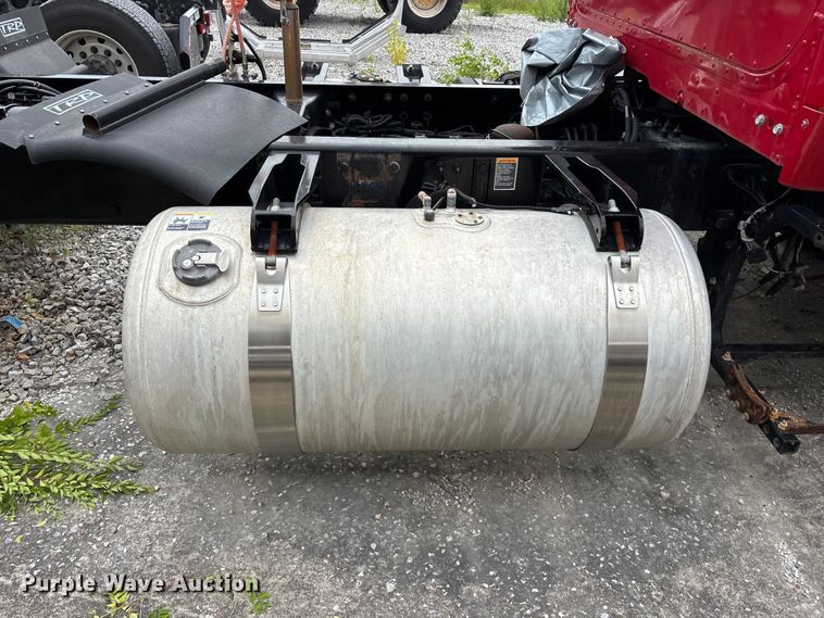 image for item FG0468 2019 Peterbilt truck cab and chassis