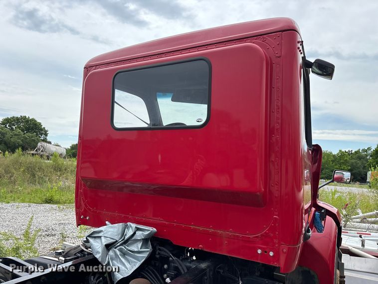 image for item FG0468 2019 Peterbilt truck cab and chassis