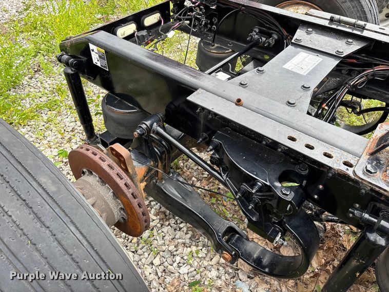 image for item FG0468 2019 Peterbilt truck cab and chassis