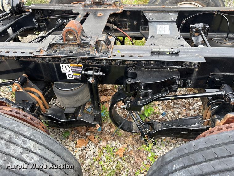 image for item FG0468 2019 Peterbilt truck cab and chassis
