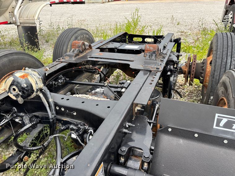 image for item FG0468 2019 Peterbilt truck cab and chassis