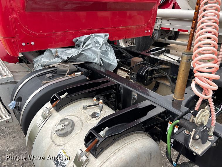 image for item FG0468 2019 Peterbilt truck cab and chassis