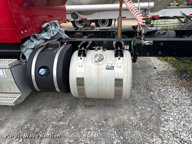 image for item FG0468 2019 Peterbilt truck cab and chassis