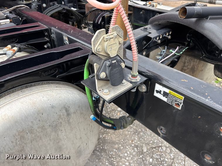 image for item FG0468 2019 Peterbilt truck cab and chassis