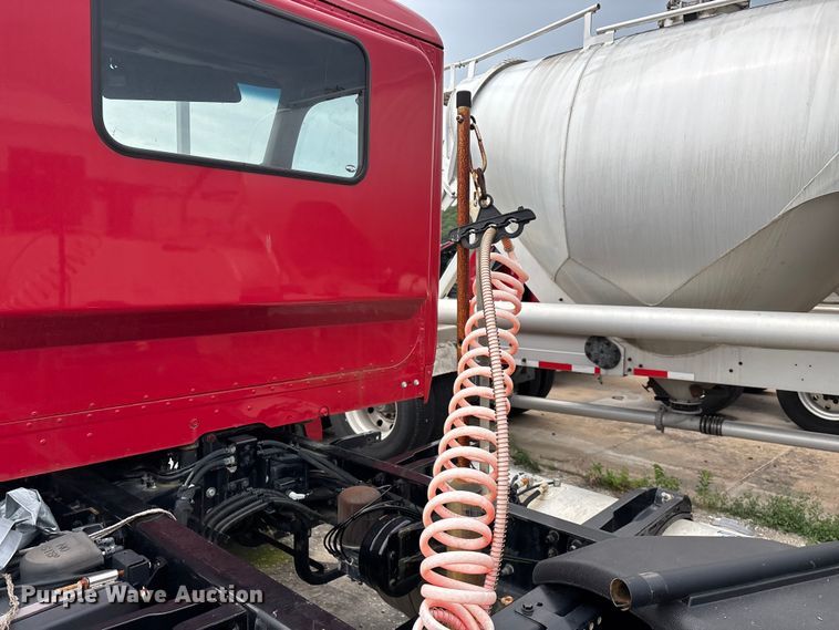 image for item FG0468 2019 Peterbilt truck cab and chassis