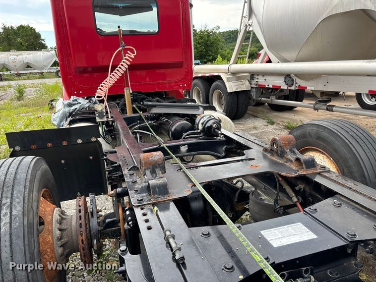 image for item FG0468 2019 Peterbilt truck cab and chassis