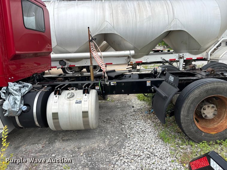 image for item FG0468 2019 Peterbilt truck cab and chassis
