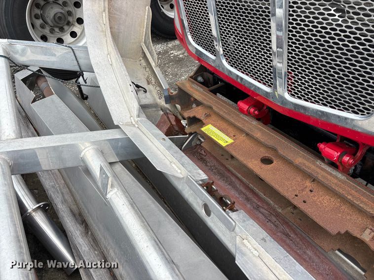 image for item FG0468 2019 Peterbilt truck cab and chassis