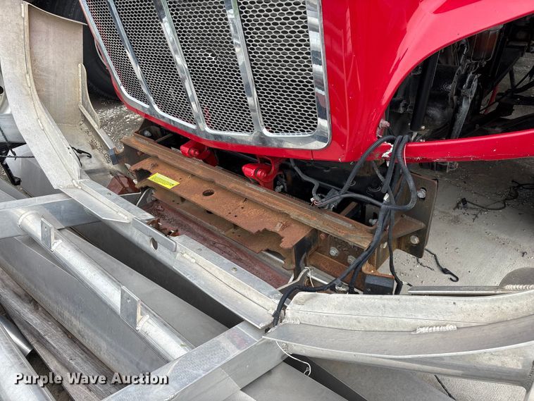 image for item FG0468 2019 Peterbilt truck cab and chassis