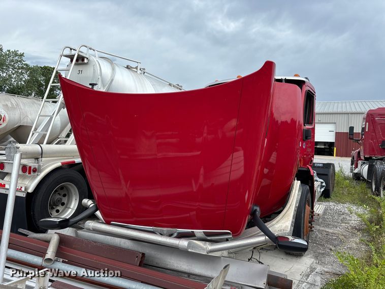 image for item FG0468 2019 Peterbilt truck cab and chassis