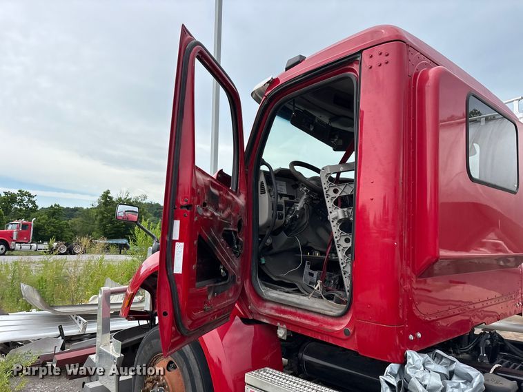 image for item FG0468 2019 Peterbilt truck cab and chassis