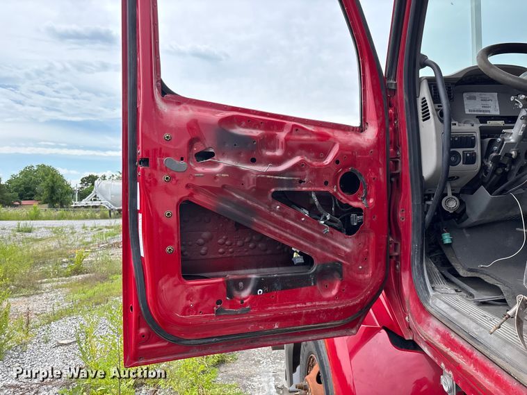 image for item FG0468 2019 Peterbilt truck cab and chassis