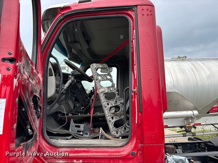image for item FG0468 2019 Peterbilt truck cab and chassis