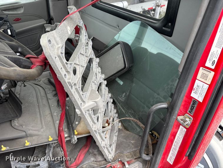 image for item FG0468 2019 Peterbilt truck cab and chassis