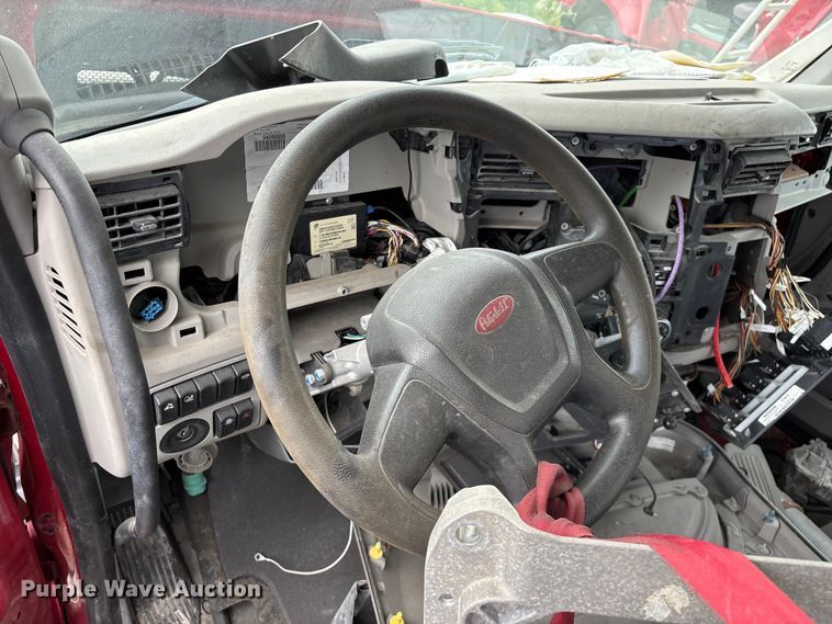 image for item FG0468 2019 Peterbilt truck cab and chassis
