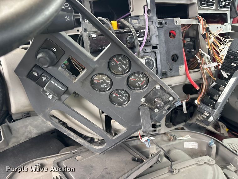 image for item FG0468 2019 Peterbilt truck cab and chassis