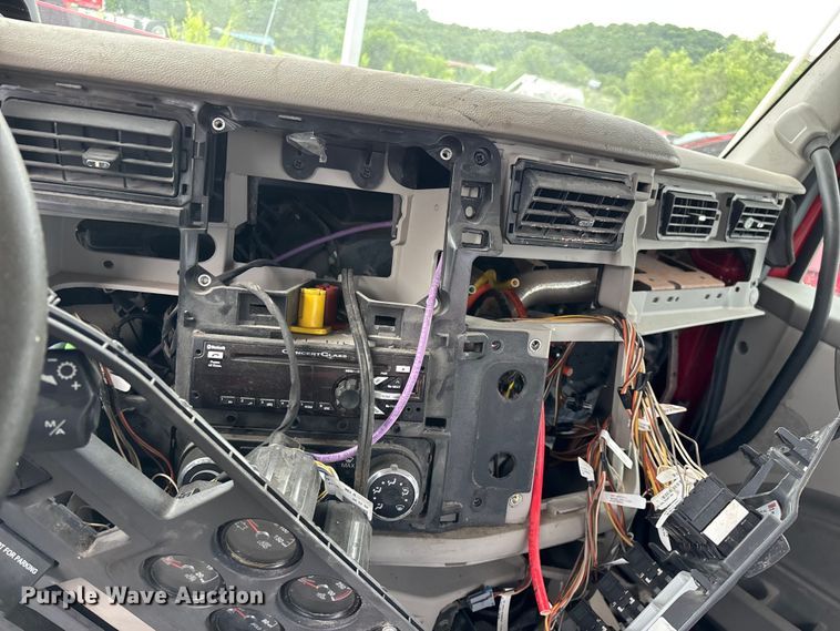 image for item FG0468 2019 Peterbilt truck cab and chassis